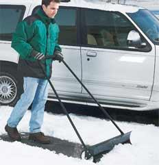 Эргономичная снегоуборочная лопата на колёсах стоимостью $79,95